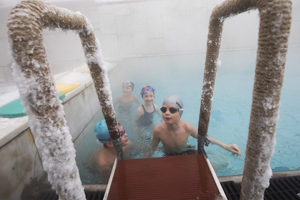 ว่ายน้ำกับภูมิอากาศรัสเซีย: หนาวยาวนานส่งผลต่อการฝึกอย่างไร