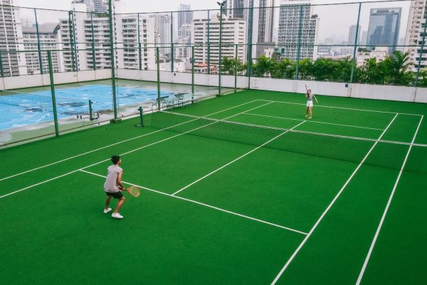 Andy Murray กับบทบาทการเปลี่ยนแปลงวงการเทนนิสอังกฤษ วงการเทนนิสของสหราชอาณาจักรมีประวัติศาสตร์ยาวนานกว่า 100 ปี แต่ในช่วงหนึ่งของประวัติศาสตร์ ประเทศอังกฤษต้องเผชิญกับความท้าทายในการสร้างนักเทนนิสระดับโลก จนกระทั่งการมาของ Andy Murray นักเทนนิสชาวสกอตแลนด์ที่สามารถสร้างความเปลี่ยนแปลงครั้งสำคัญให้กับวงการเทนนิสอังกฤษ Andy Murray ไม่เพียงเป็นนักเทนนิสที่ประสบความสำเร็จในระดับโลก แต่ยังเป็นแรงบันดาลใจสำคัญที่ช่วยให้กีฬาเทนนิสกลับมาได้รับความนิยมอย่างมากในสหราชอาณาจักร ความสำเร็จของเขาในรายการ Grand Slam และการแข่งขันระดับโลกได้สร้างความหวังให้กับนักเทนนิสรุ่นใหม่ และช่วยยกระดับภาพลักษณ์ของเทนนิสอังกฤษในเวทีนานาชาติ ปัจจุบันการแข่งขันเทนนิสระดับโลกยังได้รับความสนใจจากแฟนกีฬาทั่วโลก ซึ่งสามารถติดตามการแข่งขัน ข่าวสาร และการวิเคราะห์กีฬาได้ผ่านแพลตฟอร์มออนไลน์ต่าง ๆ เช่น Ufabet999 ที่ช่วยให้แฟนกีฬาเข้าถึงข้อมูลกีฬาได้อย่างสะดวกมากขึ้น จุดเริ่มต้นของ Andy Murray Andy Murray เกิดเมื่อวันที่ 15 พฤษภาคม ค.ศ. 1987 ที่เมือง Dunblane ประเทศสกอตแลนด์ เขาเริ่มเล่นเทนนิสตั้งแต่อายุยังน้อย โดยได้รับการสนับสนุนจากครอบครัว โดยเฉพาะแม่ของเขาที่เป็นโค้ชเทนนิส ในช่วงวัยเด็ก Murray แสดงให้เห็นถึงพรสวรรค์ด้านกีฬา และเริ่มเข้าร่วมการแข่งขันระดับเยาวชนในสหราชอาณาจักร ก่อนที่จะพัฒนาฝีมือจนสามารถแข่งขันในระดับนานาชาติได้ เส้นทางสู่การเป็นนักเทนนิสระดับโลก Andy Murray เริ่มเป็นที่รู้จักในวงการเทนนิสโลกหลังจากก้าวเข้าสู่การแข่งขันระดับ ATP Tour เขามีสไตล์การเล่นที่โดดเด่น ได้แก่ การตีลูกจากเส้นฐานที่แม่นยำ การเคลื่อนที่ในสนามที่ยอดเยี่ยม ความสามารถในการอ่านเกมของคู่แข่ง ทักษะเหล่านี้ช่วยให้ Murray สามารถแข่งขันกับนักเทนนิสระดับโลก เช่น Roger Federer, Rafael Nadal และ Novak Djokovic การคว้าแชมป์ Grand Slam หนึ่งในความสำเร็จที่สำคัญที่สุดของ Andy Murray คือการคว้าแชมป์ Grand Slam เขาสามารถคว้าแชมป์รายการสำคัญได้หลายรายการ เช่น US Open 2012 Wimbledon 2013 Wimbledon 2016 ชัยชนะในรายการ Wimbledon ปี 2013 มีความสำคัญอย่างมาก เพราะเป็นครั้งแรกในรอบ 77 ปี ที่นักเทนนิสชายจากสหราชอาณาจักรสามารถคว้าแชมป์รายการนี้ได้ เหรียญทองโอลิมปิก Andy Murray ยังเป็นนักเทนนิสที่ประสบความสำเร็จในกีฬาโอลิมปิก เขาคว้าเหรียญทองประเภทชายเดี่ยวในการแข่งขัน London 2012 Rio 2016 ความสำเร็จนี้ทำให้เขาเป็นนักเทนนิสชายคนแรกในประวัติศาสตร์ที่สามารถคว้าเหรียญทองโอลิมปิกประเภทเดี่ยวได้สองครั้งติดต่อกัน บทบาทในการฟื้นฟูวงการเทนนิสอังกฤษ ก่อนยุคของ Andy Murray วงการเทนนิสอังกฤษประสบปัญหาในการสร้างนักเทนนิสระดับโลก ความสำเร็จของ Murray ช่วยให้กีฬาเทนนิสกลับมาได้รับความสนใจจากสื่อและประชาชนอีกครั้ง ผลกระทบที่เกิดขึ้น ได้แก่ เด็กและเยาวชนหันมาสนใจเล่นเทนนิสมากขึ้น การลงทุนในโครงการพัฒนาเยาวชนเพิ่มขึ้น สโมสรเทนนิสมีสมาชิกเพิ่มขึ้น อิทธิพลต่อเยาวชน Andy Murray กลายเป็นแรงบันดาลใจสำคัญสำหรับนักเทนนิสรุ่นใหม่ในสหราชอาณาจักร นักกีฬาหลายคนยกให้ Murray เป็นแบบอย่าง เช่น Emma Raducanu Jack Draper Cameron Norrie ความสำเร็จของเขาทำให้เยาวชนเชื่อว่าพวกเขาสามารถประสบความสำเร็จในวงการเทนนิสระดับโลกได้ การพัฒนาโครงสร้างกีฬาเทนนิส ความสำเร็จของ Andy Murray ยังส่งผลให้มีการพัฒนาโครงสร้างกีฬาเทนนิสในประเทศ องค์กร Lawn Tennis Association (LTA) ได้เพิ่มการลงทุนใน โปรแกรมพัฒนาเยาวชน ศูนย์ฝึกเทนนิส การฝึกโค้ช การพัฒนาเหล่านี้ช่วยให้ระบบเทนนิสอังกฤษแข็งแกร่งขึ้น Andy Murray กับวัฒนธรรมกีฬา Andy Murray ไม่เพียงเป็นนักกีฬาที่ประสบความสำเร็จ แต่ยังเป็นบุคคลที่มีอิทธิพลต่อวัฒนธรรมกีฬาในอังกฤษ เขาเป็นตัวอย่างของนักกีฬาที่มี ความมุ่งมั่น ความพยายาม ความเป็นมืออาชีพ คุณสมบัติเหล่านี้ทำให้เขาได้รับความเคารพจากแฟนกีฬาและนักกีฬาในวงการเทนนิสทั่วโลก ความท้าทายและการกลับมา ในช่วงหลังของอาชีพ Andy Murray ต้องเผชิญกับอาการบาดเจ็บที่สะโพก ซึ่งทำให้เขาต้องเข้ารับการผ่าตัด หลายคนคิดว่าเขาอาจต้องเลิกเล่นเทนนิส แต่ Murray กลับสามารถกลับมาลงแข่งขันได้อีกครั้ง การกลับมาของเขาแสดงให้เห็นถึงความมุ่งมั่นและจิตใจนักสู้ที่เป็นแรงบันดาลใจให้กับแฟนกีฬา เทนนิสอังกฤษในยุคหลัง Andy Murray แม้ว่า Murray จะอยู่ในช่วงปลายอาชีพ แต่ผลกระทบจากความสำเร็จของเขายังคงส่งผลต่อวงการเทนนิสอังกฤษ ปัจจุบันมีนักเทนนิสรุ่นใหม่หลายคนที่กำลังพัฒนาฝีมือและมีโอกาสก้าวขึ้นสู่ระดับโลก เทนนิสในยุคดิจิทัล ในยุคปัจจุบัน แฟนกีฬาสามารถติดตามการแข่งขันและข่าวสารของนักเทนนิสระดับโลกได้ผ่านสื่อออนไลน์ การถ่ายทอดสด การวิเคราะห์สถิติ และข่าวสารกีฬา สามารถเข้าถึงได้ผ่านแพลตฟอร์มต่าง ๆ รวมถึง Ufabet999 ที่ช่วยให้แฟนกีฬาเข้าถึงข้อมูลกีฬาได้อย่างรวดเร็ว บทสรุป Andy Murray ถือเป็นหนึ่งในนักเทนนิสที่มีบทบาทสำคัญต่อการเปลี่ยนแปลงวงการเทนนิสอังกฤษ ความสำเร็จของเขาในรายการ Grand Slam และการแข่งขันระดับโลกได้ช่วยยกระดับภาพลักษณ์ของเทนนิสอังกฤษ และสร้างแรงบันดาลใจให้กับนักเทนนิสรุ่นใหม่ แม้เวลาจะผ่านไป แต่ผลงานและอิทธิพลของ Andy Murray ยังคงเป็นส่วนสำคัญของประวัติศาสตร์เทนนิสอังกฤษ และยังคงส่งผลต่อการพัฒนาวงการเทนนิสของประเทศในอนาคต.